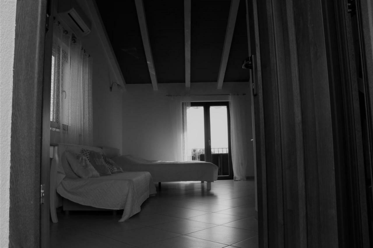Apartman Sasa ロヴィニ エクステリア 写真